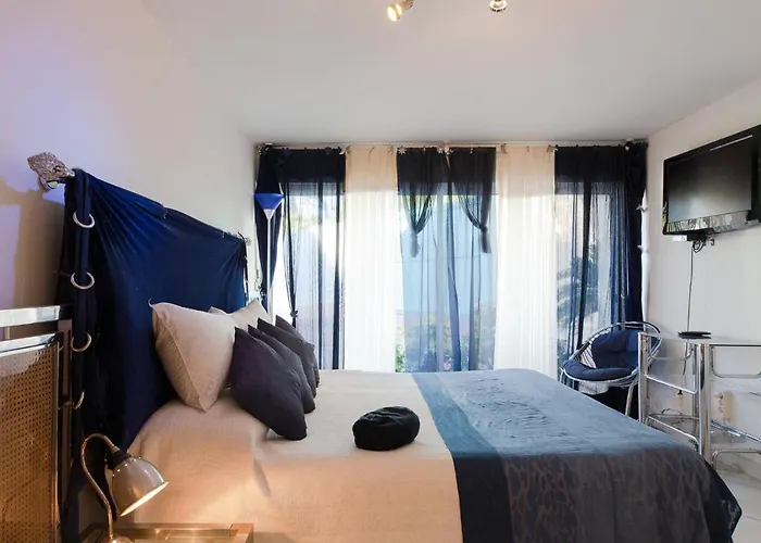 Juan Les Pins Near Cannes Beaches 18-20 Guests