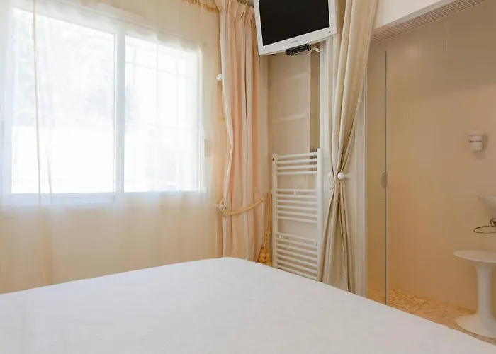 Juan Les Pins Near Cannes Beaches 18-20 Guests *