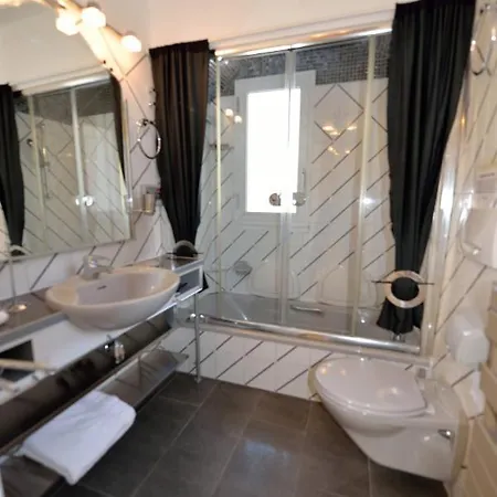 Juan Les Pins Near Cannes Beaches 18-20 Guests