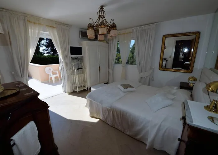 Juan Les Pins Near Cannes Beaches 18-20 Guests