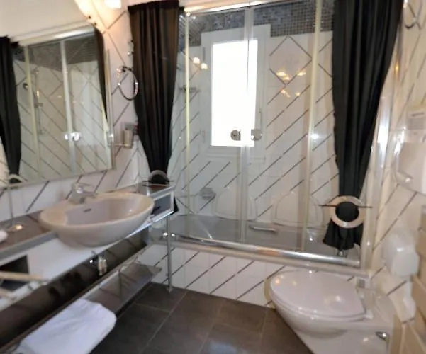 Juan Les Pins Near Cannes Beaches 18-20 Guests